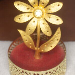 Vintage Gold‑Tone Flower Earring Holder • Red Velvet Base • 5" Display Stand